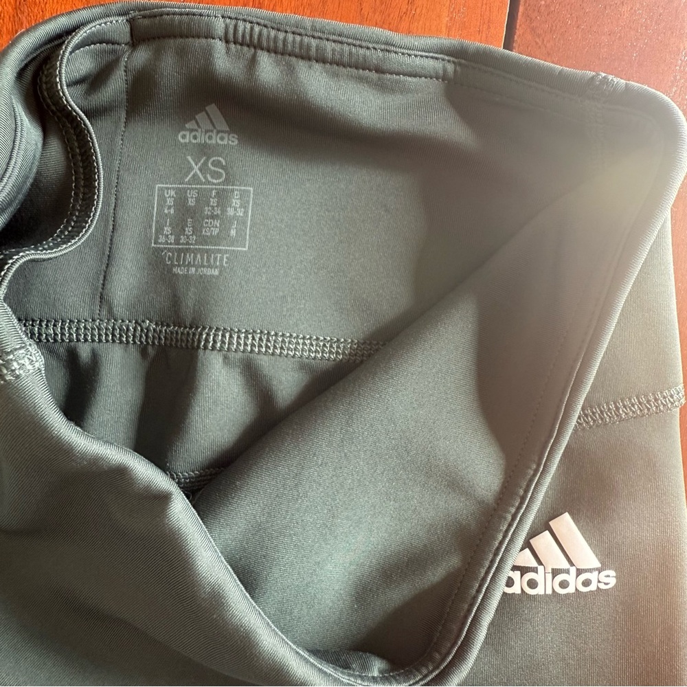 🦊 Adidas Women's Gray Leggings with Aqua Stripes - Picture 5 of 10